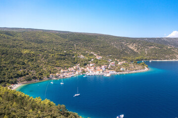 Fototapeta na wymiar Valun auf der Insel Cres in Kroatien im Sommer