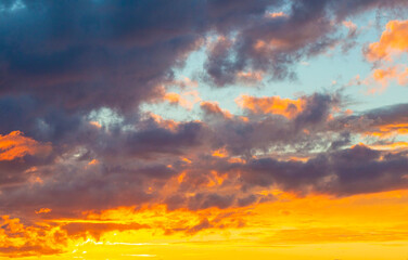 Obraz premium Sky with colorful dramatic clouds,