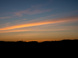 Sonnenuntergang mit Landschafts-Silhouette