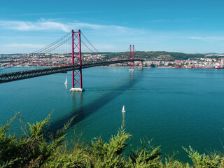 Naklejka premium Lange Brücke mit Skyline Stadt Himmel und Wasser