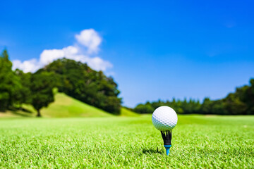 青空 に向かって ティーショット　【 ゴルフ プレー の イメージ 】