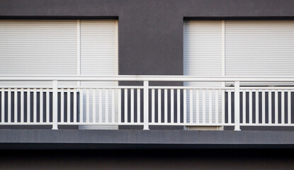 Obraz premium Alu fence. White aluminum fence on balcony 