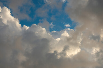 Naklejka na ściany i meble grandiosely Cumulus and cirrus cloudy dramatic gloomy sky before evening thunderstorm