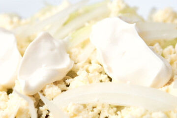 Crema con queso y cebolla en un platillo