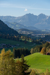 Fototapeta premium Kitzbühel Panorama Wilder Kaiser mit Aurach Herbst