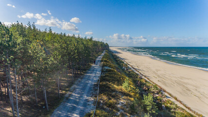 Ścieżka plaża las z drona - obrazy, fototapety, plakaty