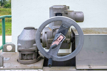 Technik um ein Wehr zu öffnen um den Wasserstand auszugleichen