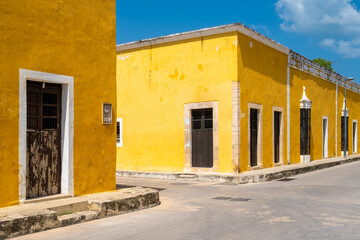 The yellow town of Izamal in Yucatan, Mexico - 536121122
