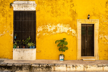 Old yellow house at the magical town of Izamal in Mexico - 536121334