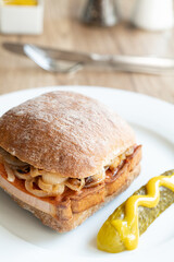 Leberkäsebrötchen mit Zwiebeln