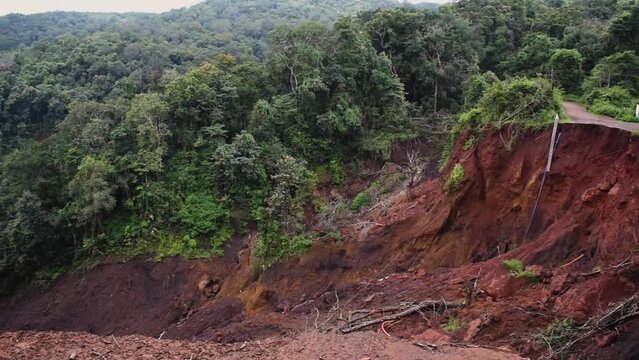 Dangerous Landslide footage,led to roadblock in Indian forest.
