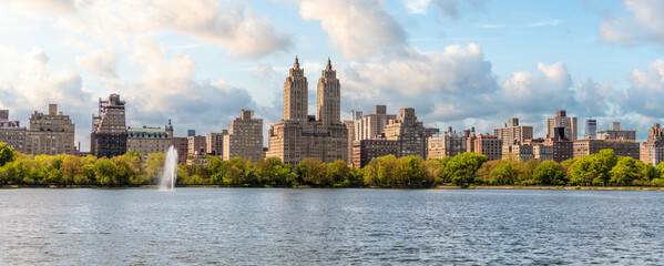 New York Skyline panorama with Eldorado building and reservoir with fountain in Central Park in midtown Manhattan - obrazy, fototapety, plakaty