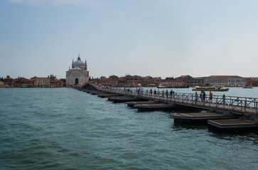 Obraz premium Il ponte di barche che collega Venezia alla Giudecca per la Festa del Redentore