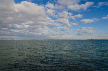 Fototapeta premium Panorama della laguna di Venezia vista da Burano in una giornata di sole con cielo azzurro e piccole nuvole