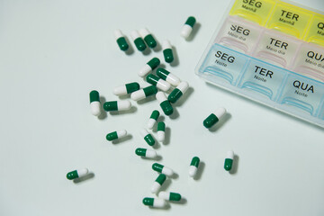 pílulas de remédio com organizador esquecimento saúde