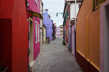 Un vicolo dell'isola di Burano nella laguna di Venezia con le sue tipiche case colorate