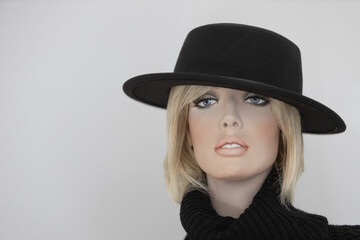 Frau mit schwarzem Hut