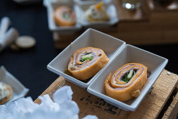 2 mise-en-bouches de cocktail - des wraps colorés - gros plan