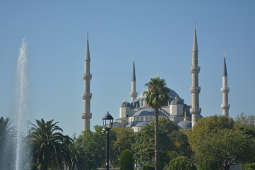 Fototapeta na wymiar Mezquita a lo lejos en estambul