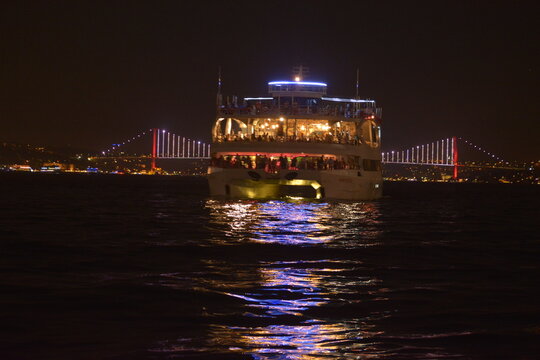 barco y puente en estambul de noche 