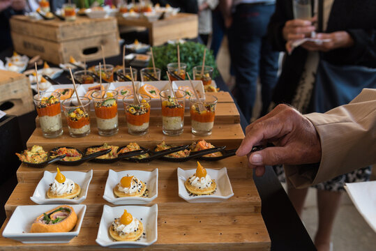 verrines et toasts de cocktail - Les invit&eacute;s se servent