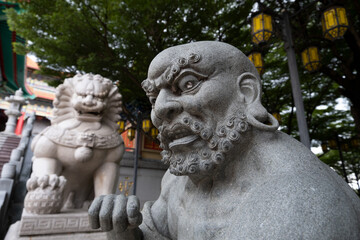 Fototapeta na wymiar stone lion statue in the park