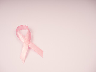 Różowa wstążka na białym tle - nowotwór, rak - obrazy, fototapety, plakaty