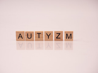 Autyzm  - napis z drewnianych kostek	