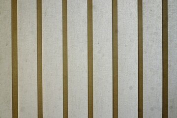 Weiße Stoffjalousie mit goldgelben Streifen