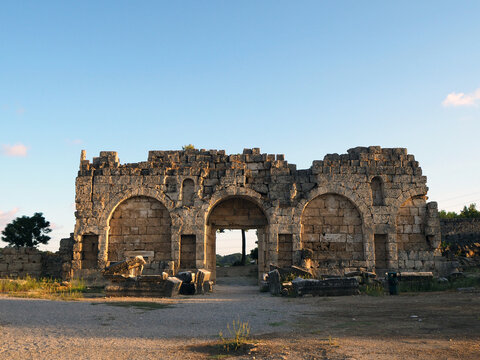 Roman Gate iof Perge Ancient City in Antalya, T&uuml;rkiye. 