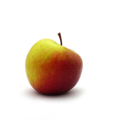 Pomme bicolore rouge et jaune isolée sur fond blanc