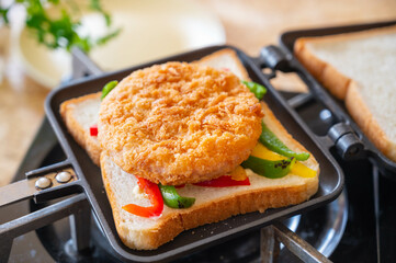ハムカツを乗せた食パン