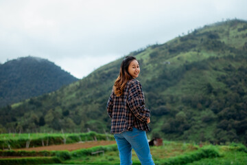 Naklejka premium Asian woman taking pictures, vacationing, relaxing, enjoying the air, enjoying the day off by traveling to nature. enjoy a vacation in nature.