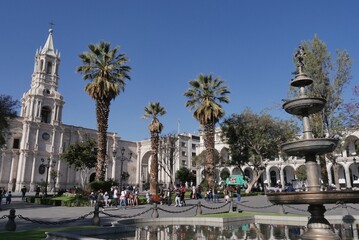 Fototapeta na wymiar La Cathédrale Notre-Dame palmier d'Arequipa, monument religieux et la place des Armes, avec ses cloches, son parc, sa fontaine, ses cloches et son côté historique