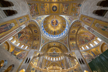 Fototapeta na wymiar Interior of Saint Sava temple in Belgrade, Serbia, gold mosaic touristic attraction