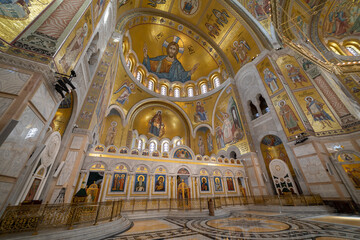 Interior of Saint Sava temple in Belgrade, Serbia, gold mosaic touristic attraction - obrazy, fototapety, plakaty