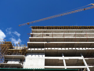 Naklejka premium high-rise building construction site formwork on cement walls