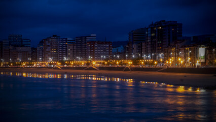 Fototapeta na wymiar Playa de San Lorenzo en Gijón de noche