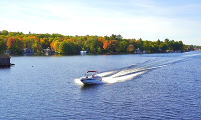Fototapeta premium Boating on Lake Muskoka on a sunny fall day