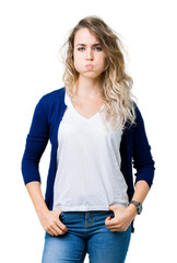 Obraz premium Beautiful young blonde woman over isolated background puffing cheeks with funny face. Mouth inflated with air, crazy expression.