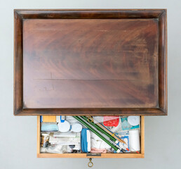 Altes N&auml;hk&auml;stchen aus Holz mit N&auml;hutensilien, noch von der Oma best&uuml;ckt, von oben mit einer ge&ouml;ffneten Schublade