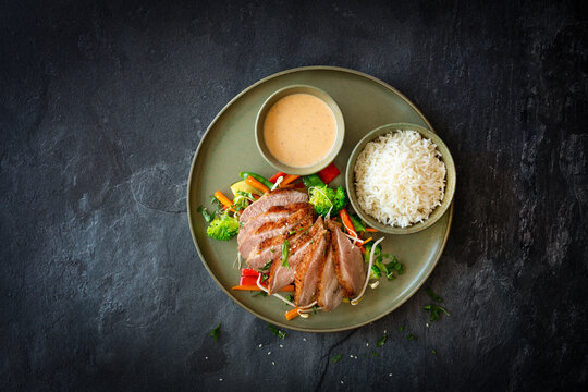 Entenbrust mit roter Massaman-Currysauce, Reis und Wokgemüse