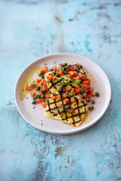 Gegrillter Halloumi mit Tomaten-Kapern-Salsa
