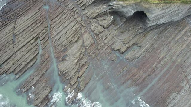 DRONE - vue a&eacute;rienne - paysage falaise et caverne en espagne avec oc&eacute;an atlantique sans aucune personne en fin de matin&eacute;e journ&eacute;e