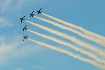 ブルーインパルスの曲芸飛行