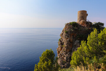 Fototapeta na wymiar Torre des Verger, también llamada Torre de se Animes. Una torre de defensa junto al pueblo de Banyalbufar (Mallorca) que es un mirador sobre el Mediterráneo y las montañas de la Serra de Tramuntana.