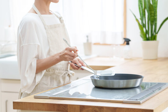 キッチンで料理をする女性