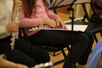 A student with a flute in class in the school orchestra © Nina