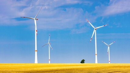 Windrad, Windturbine Rotor mit Schaufeln. 
Grüne erneuerbare Energien.