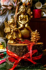 Decoración navideña encima de un tronco de madera.